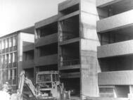 Leininger-Gymnasium, Errichtung des Neubaus im Anschluss an das Hauptgebäude, 1976