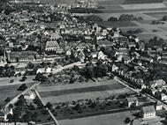 Grünstadt, um 1930, im Vordergrund das spätere Gelände des Leininger-Gymnasiums