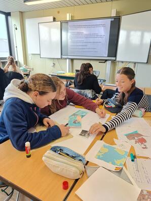 Lerngruppe 8 bei der Erstellung von Präsentationen